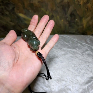 Premium Nephrite light green caramel brown Lucky Dog pendant (with certificate) 优质和田玉且末糖青白立体旺财小狗吊坠(带证书)
