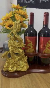 KỆ GỖ TƯỢNG RỒNG NGẬM NGỌC VÀ 2 CHAI VANG PHÁP RỒNG VÀNG