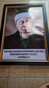 Hiasan dinding cetak poster Syekh Abdullah Mubarok plus bingkai ukuran 45x65 cm