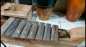 saron bahan besi isi 8 bilah