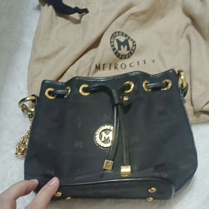 Preloved Metrocity Bucket Handbag: A Stylish & Practical Choice