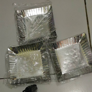 Piring kertas kotak silver isi 10 pcs