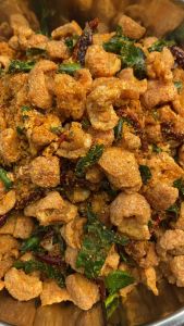 น้ำพริกแคบหมู 400 ลิตร ขนาดเล็ก น้ำพริกแคบหมู ติดมันหอมอร่อยกร๊อบกรอบบบบบ (500 กรัม)