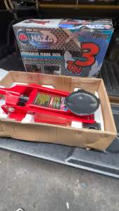 NAZA แม่แรงตะเข้ 3 ตัน แม่แรงไฮดรอลิก แม่แรงยกรถ 3TON รุ่น NBN203 แข็งแกร่ง ทนทาน มั่นใจได้ในคุณภาพ - น้ำหนักได้สูงสุด 3 ตัน - ระยะยกต่ำสุด 135MM - ระยะยกสูงสุด 495MM - ใช้งานในอู่เครื่องยนต์ได้ - แบรนด์ NAZA แข็งแกร่ง ทนทาน มั่นใจได้ในคุณภาพ - เหมาะก