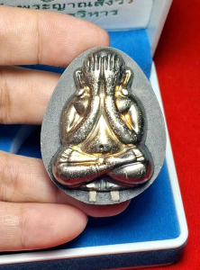 พsะปิดตาจัมโบ้ ๑ รุ่น 100 ปี สมเด็จพระญาณสังวร วัดบวรนิเวศวิหาร ปี 2556 เนื้อผงใบลาน หน้ากากกะไหล่เงิu ฝังตะกsุดเงิu 2 ดอก หลังโรยแร่พลoย