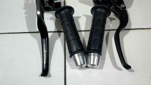 COD PAKET MURAH MASTER REM SET OVAL.AQUARIUM + HANDGRIP SET JALU CROME MODEL KAZE SEPASANG BISA SEMUA JENIS MOTOR