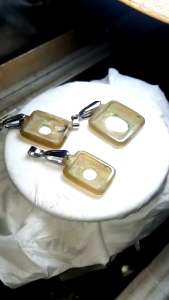 Liontin Model kotak tanduk kerbau bule