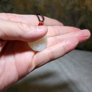 Premium Nephrite good greasiness white Snake Jade pendant (with certificate) 精品和田玉润白蛇吊坠(带证书)