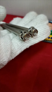 อารัตน์นอตซิ่ง น็อตข้างเสื้อ wave125i ปี2023 สแตนเลส หัวเหลี่ยมกลึงลาย ขัดเงา ราคาต่อ 1 ชุด 1 ชุด มี 2 ตัว