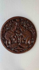 ไม้แกะสลัก แผ่นไม้สัก แผ่นไม้ติดผนัง รูปช้างคู่  ทรงกลม ไม้แกะสลักสวยๆ ไม้แกะสลักมงคล  ไม้สักแผ่น ไม้สักทอง แผ่นไม้แกะสลัก 60x60x3cm ฉลุลาย