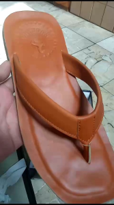Sandal Model Jepit Warna Tan untuk Pria Dewasa