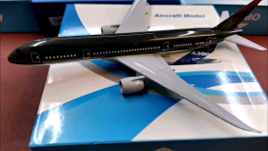 FLS Royal Jordanian B787 Diecast Metal Airplane Collection with Stand for Display Miniature Aircraft Vehicle Models Home Shop Office Decoration Table Desktop Decor Collectible Gift Items Novelty Vintage Ornamental Educational Toys Boys Girls Planes Small