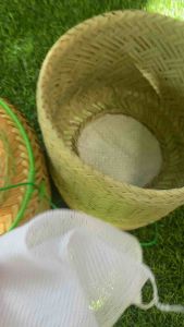 กระติบข้าว กล่องข้าว วัสดุจากคล้า ขนาดกว้าง 7 นิ้ว สูง 7 นิ้ว ฝาและฐานรองด้วยกระสอบปุ๋ยสีขาว พร้อมผ้าขาว 1 ชิ้น ขนาด 10 นิ้ว