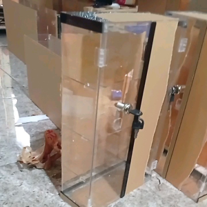Etalase Akrilik Pintu Kunci 25x10x406