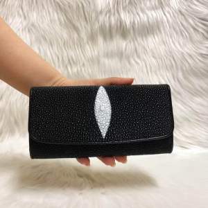 Ví nữ da cá đuối thật màu đen kích thước 19cm-9.8cm