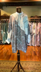 Callina Tunik by Dian Pelangi LIMITED EDITION Blouse Baju Atasan Blus Kemeja Kerja Kantor Casual Formal Pesta Pernikahan Kondangan Lebaran Wanita Cantik Anggun Modis Modern Simple Elegan Mewah Model Korea Terbaru Motif Batik Cap Hand Made Kekinian