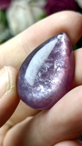 Purple Mica natural crystal pendant 紫祖母晶(也称紫云母质玉)吊坠