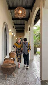 Desain Gaya Raisa & Kemeja Tenun Couple