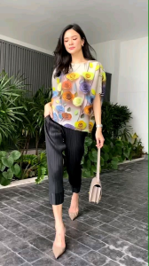 เสื้ออัดพลีท 100% 😘 เนื้อเดียวกับงาน Brand พิมพ์ลายกุหลาบพันปี หลากสี แบบสวยมว้ากกก High Quality ✔️ ดีไซด์แขนล้ำ เก๋ๆ ใส่ Mix & Match ได้หลายลุค ของบอกว่า 💘💘 สวยโดดเด่นค่ะ ** งาน AA Premium คัตติ้งประณีต อัดพลีทลอนเล็ก ละเอียดสวย แบบแน่นๆ 👍🏻งานด