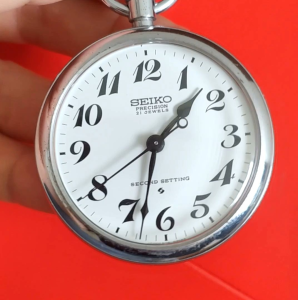 นาฬิกาพก ไขลาน SEIKO Vintage Pocket Watch. 1974 SEIKO ตัวเลขคมๆมองชัดเดินดี ตัวเรือนและฝาหลังมีร่องรอยตามกาลเวลา ตามรูป ขนาด50mm.
