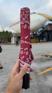 ร่มช้างไทย ผลิตจากโรงงานไทย ส่งตรงจากไทยทุกขั้นตอน ใส่ใจคุณภาพทุกชิ้น ดีไซน์สวยงาม ลายช้างไทยแท้ สื่อความเป็นไทยอย่างลงตัว ผ้าหนา แข็งแรง คงทน ใช้งานได้จริง กันทั้งฝนและยูวี พกง่าย ใช้สะดวกทุกที่ เหมาะสำหรับทุกโอกาส