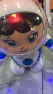 หุ่นยนต์นักบินอวกาศเต้น มีเสียงมีไฟ สูง 22 เซนติเมตร spaceman dance