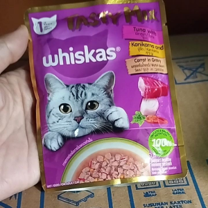 Whiskas Makanan Kucing Rasa Tuna dengan Kanikama & Wortel