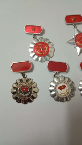 Huy hiệu Thi đua yêu nước.