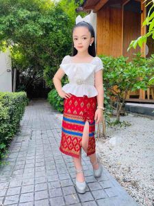 New ชุดไทยประยุกต์ สีแดงทอง เสื้อแขนตุ๊กตาโบใหญ่+กระโปรงยาวผ่าหน้าผ้าไทยพิมพ์ทองอย่างดี(แถมโบคาดผม)