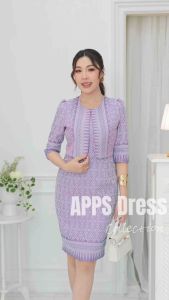 ชุดผ้าไทยสีม่วง เดรสผ้าไทยสีม่วง ผ้าฝ้ายทอลาย ออกแบบทรงเสื้อคลุม(ด้านในคอเหลี่ยม) แขนสามส่วน งานอัดกาว กระโปรงทรงสอบ มีกระเป๋าข้าง