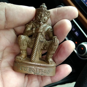 ท้าวเวสสูงสุวรรณ วัสดุ 660 ปี จีวรพระพูทธชิน รุ่น 1.5 นิ้ว อุดมวลสาร เทียนชัย แม่ชีบูร่ง ทรายเงิน ระบบช่วงเวลา ทองเปลว กลิ่นผ่าตัด