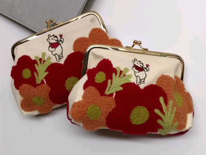 DaVee | Japanese style Winnie the pooh in the floral stitch kiss-lock purse multipurpose coin pouch canvas embroidery makeup bag