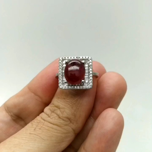 - แหวน เงินแท้ 92.5% งานส่งออก ฝังพลอยทับทิมแท้ เจียหลังเบี้ย หนัก 5 กะรัต เนื้อแดงเข้มใสๆ ขนาด 9×11 มิล 1 เม็ด และฝังบ่าแหวนด้วยเพชรสวิส cz เกรด 5A เล่นไฟหนัหมากครับ หน้าแหวนกว้าง 1.45 ซม. หนัก 6.7 กรัม ดีไซน์สวย แข็งแรง เคลือบทองคำขาวแล้ว ใส่ไม่ดำ
