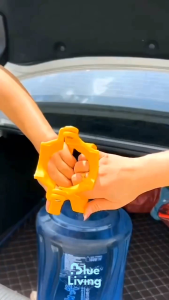 Pengangkat Galon Alat Angkat Aqua Drat Besi Logam Bahan Kuat Holder Penjepit Blue Living