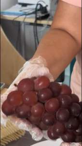 องุนไชน์มัสคัตแดงเกาหลี 3ช่อ 2 กิโลกรัม ต่อหนึ่งกล่อง สั่งหนึ่งกล่อง แถมองุ่นไชน์มัสคัตเขียวเกาหลี 3ช่อ 2 กิโลกรัม หนึ่งกล่อง