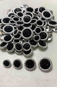 5 nút vét đính đá đen viền xi trắng nhiều size.