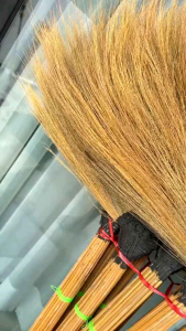 ไม้กวาดดอกหญ้า ด้ามทำจากต้นดอกหญ้า หนา แข็งแรง ใช้งานได้นาน ภูมิปัญญาชาวบ้าน