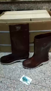 รองเท้าบู๊ต ตราบี.แอล สีน้ำตาล ผลิตจากยางพีวีซีเกรดดี สูง 12 นิ้ว และ 14 นิ้ว ขนาด 9.5-12