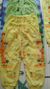 Celana Bayi Model Panjang Warna Full Print 0-12 Bulan\\n\\nMemilih pakaian bayi yang nyaman dan aman adalah prioritas utama bagi setiap orang tua. Salah satu pilihan terbaik adalah celana bayi model panjang warna full print yang dirancang khusus untuk bayi usia 0-12 bulan. Dalam artikel ini, kita akan membahas kelebihan celana bayi model panjang, keuntungan memakai celana bayi warna full print, dan bagaimana cara memilih celana bayi berkualitas tinggi.\\n\\n Mengapa Memilih Celana Bayi Model Panjang?\\n\\n Kelebihan Celana Bayi Model Panjang\\n\\nCelana bayi model panjang memiliki beberapa kelebihan yang menjadikannya pilihan terbaik bagi bayi usia 0-12 bulan. Beberapa di antaranya adalah:\\n\\n- Lebih hangat dan melindungi bayi dari cuaca dingin\\n- Menyediakan ruang gerak yang lebih luas bagi bayi\\n- Lebih mudah dipakai dan dilepas oleh orang tua\\n\\n Keuntungan Memakai Celana Bayi Warna Full Print\\n\\nCelana bayi warna full print tidak hanya menarik secara visual, tetapi juga memiliki beberapa keuntungan lainnya. Beberapa di antaranya adalah:\\n\\n- Membuat bayi lebih percaya diri dan menarik perhatian orang lain\\n- Memudahkan orang tua untuk mengenali bayi mereka di antara bayi lainnya\\n- Memiliki variasi warna dan desain yang beragam, sehingga orang tua dapat memilih celana bayi sesuai dengan preferensi mereka\\n\\n Keunggulan Celana Bayi Nyaman & Tahan Lama\\n\\nCelana bayi yang nyaman dan tahan lama adalah prioritas utama bagi setiap orang tua. Beberapa keunggulan celana bayi model panjang warna full print adalah:\\n\\n- Terbuat dari bahan yang lembut dan nyaman untuk kulit bayi\\n- Tahan lama dan tidak mudah robek atau sobek\\n- Mudah dicuci dan tahan lama meski sering dicuci\\n\\n Pemilihan Celana Bayi Berkualitas Tinggi\\n\\n Bagaimana Menentukan Celana Bayi Berkualitas?\\n\\nUntuk memastikan bahwa celana bayi yang Anda beli berkualitas tinggi, ada beberapa hal yang perlu diperhatikan:\\n\\n- Pilih celana bayi yang terbuat dari bahan yang lembut dan nyaman untuk kulit bayi\\n- Periksa label pakaian untuk memastikan bahwa celana bayi tersebut telah lolos uji kualitas\\n- Periksa desain dan konstruksi celana bayi untuk memastikan bahwa tidak ada bagian yang tidak rapi atau cacat\\n\\n Cara Memilih Celana Bayi Model Panjang yang Nyaman\\n\\nUntuk memastikan bahwa celana bayi model panjang yang Anda beli nyaman untuk bayi Anda, ada beberapa hal yang perlu diperhatikan:\\n\\n- Pilih celana bayi model panjang yang memiliki ukuran yang sesuai dengan usia dan berat badan bayi Anda\\n- Periksa desain dan konstruksi celana bayi untuk memastikan bahwa tidak ada bagian yang tidak rapi atau cacat\\n- Pilih celana bayi model panjang yang mudah dipakai dan dilepas oleh orang tua\\n\\n Tips Membeli Celana Bayi Warna Full Print yang Tepat\\n\\nUntuk memastikan bahwa celana bayi warna full print yang Anda beli tepat untuk bayi Anda, ada beberapa hal yang perlu diperhatikan:\\n\\n- Pilih celana bayi warna full print yang memiliki variasi warna dan desain yang beragam\\n- Periksa label pakaian untuk memastikan bahwa celana bayi tersebut telah lolos uji kualitas\\n- Pilih celana bayi warna full print yang mudah dicuci dan tahan lama meski sering dicuci\\n\\n Perawatan Celana Bayi Model Panjang\\n\\n Cara Membersihkan Celana Bayi dengan Benar\\n\\nUntuk menjaga kebersihan dan kualitas celana bayi model panjang, ada beberapa hal yang perlu diperhatikan saat membersihkannya:\\n\\n- Gunakan deterjen yang lembut dan aman untuk kulit bayi\\n- Jangan gunakan pemutih atau pengharum pakaian\\n- Cuci celana bayi model panjang secara terpisah dari pakaian lainnya\\n\\n Tips Menyimpan Celana Bayi Agar Tetap Awet\\n\\nUntuk menjaga kualitas dan keawetan celana bayi model panjang, ada beberapa hal yang perlu diperhatikan saat menyimpannya:\\n\\n- Simpan celana bayi model panjang di tempat yang kering dan bersih\\n- Jangan simpan celana bayi model panjang di tempat yang lembab atau berdebu\\n- Gunakan wadah penyimpanan yang aman dan terlindungi dari serangga atau hewan lainnya\\n\\n Cara Menghindari Kerusakan pada Celana Bayi\\n\\nUntuk menjaga kualitas dan keawetan celana bayi model panjang, ada beberapa hal yang perlu diperhatikan saat menggunakannya:\\n\\n- Jangan gunakan celana bayi model panjang untuk aktivitas yang berbahaya atau beresiko\\n- Jangan membiarkan bayi tidur dengan celana bayi model panjang yang basah atau lembab\\n- Jangan gunakan celana bayi model panjang yang sudah rusak atau cacat\\n\\nSemoga artikel ini membantu Anda dalam memilih celana bayi model panjang warna full print yang tepat untuk bayi Anda. Ingatlah selalu untuk memilih celana bayi yang nyaman, aman, dan berkualitas tinggi.\n}