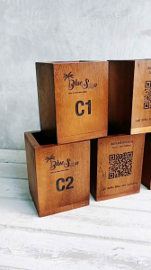 ป้ายไม้คิวอาร์โค้ด QRCODE สแกนได้จริง ใส่บิล ใส่หลอด ใส่ปากกาได้ ทำจากไม้ยางและไม้จามจุรีผลิตในไทย 9x9x12cm.
