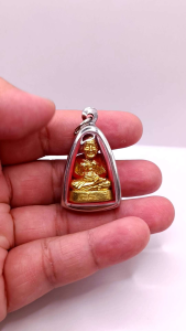 K384 จี้พระหลวงปู่ทวดวัดช้างให้ เหยียบน้ำทะเลจืด วัดช้างให้ ปัตตานี เนื้อทองเหลืองเลี่ยม กรอบสแตนเลส ขนาด 2.5x4.0 ซม. ปลุกเสกจากวัดโดยตรง บูชาดี มีโชคลาภ ค้าขายรุ่งเรือง