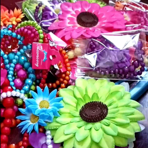 ได้ 4ชิ้น (ผู้ใหญ่) เครื่องประดับทองกวาว 1. กิ๊บดอกทานตะวัน 2. ต่างหูหนีบ 3. สร้อยคอลูกปัด 4. ข้อมือ เครื่องประดับนางรำย้อนยุค โดดเด่น สีสันสดใส มองเห็นแต่ไกล น่ารักมากๆ ผู้หญิง