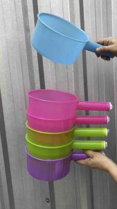 (แพ็ค 6 ใบ) กระบวยพลาสติก ขันน้ำพลาสติก ขันตักน้ำมีด้าม กระบวยมีด้าม สกีนลาย งานเกรดเอ ( Made in Thailand )