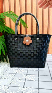 YOU D.I.Y. กระเป๋าสานสวยๆ(สีดำ)กระเป๋าสานพลาสติก กระเป๋าคล้องแขน กระเป๋าถือใบเล็ก กระดุมแม่เหล็ก ใส่ของจุกจิก เป็นของขวัญของฝากได้จ้า