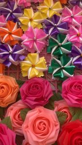 ดอกกุหลาบโลลิตา & ดอกดาวกระจาย คละสี 50 ชิ้น ริบบิ้น