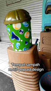 Tempat sampah pop art warna hijau gold sedang / tutup goyang sedang / tong sampah motif bulatan / keranjang sampah / estetik / hijau / sekolah / minimalis / plastik / bulat / plastik / kantor / dapur / ruang tamu / kamar / emas