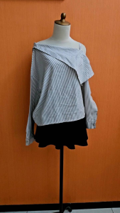 atasan wanita putih motif salur cream TUTULOPH cewek L blouse off shoulder lengan panjang blouse cute santai