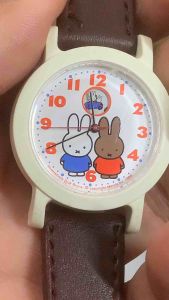 Đồng hồ nam nữ nội địa Nhật size 36mm pin kim trôi kết hợp kim đĩa  vỏ plastic kết hợp đáy thép cọc số học trò mặt hoạt hình sống động dây da được thay mới