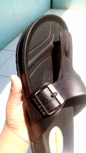 Sandal Jepit Pria Gesper KINBOSS