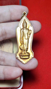 พระชุด "ที่ระลึกอัญเชิญ พระบรมสารีริกธาตุ (พระเขี้ยวแก้ว)ประดิษฐาน ณ พุทธมณฑล" ปี ๒๕๔๕ พิมพ์พระลีลา ๒๕ พุทธศตวรรษ.